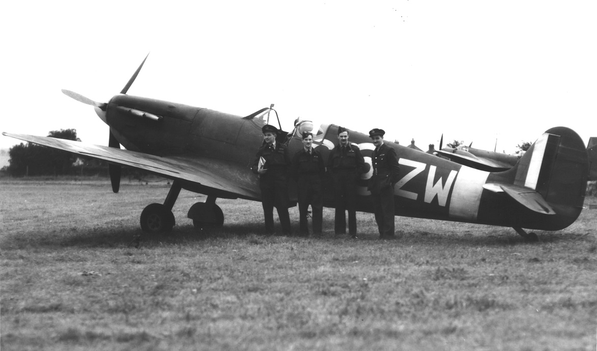 A Spitfire of No 140 Sqn Spitfire at RAF Benson. Gordon Green DFC on right.